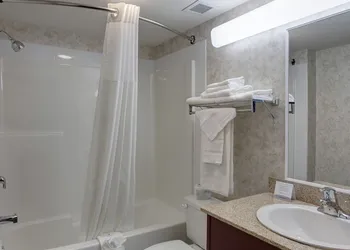 Ramada by Wyndham Nisku Edmonton Airport hotel thumbnail 8