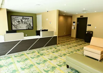 Super 8 by Wyndham Bronx Near Botanical Garden hotel thumbnail 3