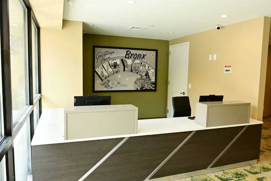 Super 8 by Wyndham Bronx Near Botanical Garden hotel detail image 2