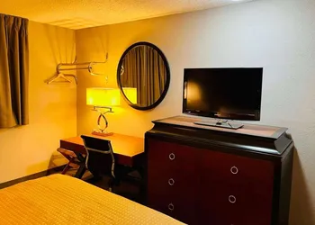 Super 8 by Wyndham Benton Harbor - St. Joseph hotel thumbnail 6