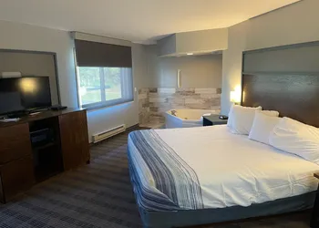 AmericInn by Wyndham Ladysmith hotel thumbnail 3