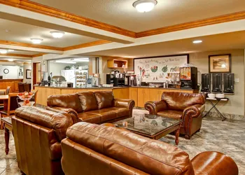Ramada by Wyndham Ponoka hotel thumbnail 3