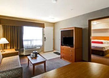Ramada by Wyndham Ponoka hotel thumbnail 7