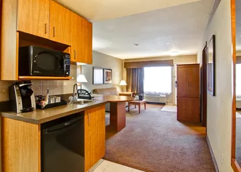 Ramada by Wyndham Ponoka hotel thumbnail 8