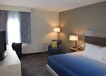 La Quinta Inn & Suites by Wyndham Middletown-Goshen hotel thumbnail 5
