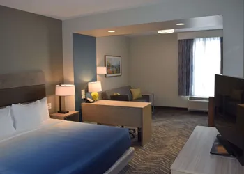 La Quinta Inn & Suites by Wyndham Middletown-Goshen hotel thumbnail 6