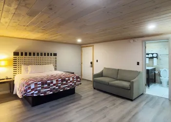 Tennessee Mountain Lodge Riverside by OYO hotel thumbnail 5