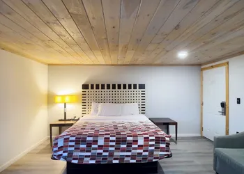 Tennessee Mountain Lodge Riverside by OYO hotel thumbnail 6