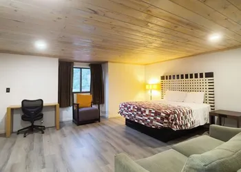 Tennessee Mountain Lodge Riverside by OYO hotel thumbnail 7