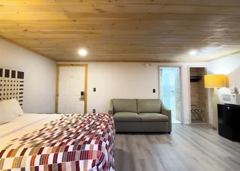 Tennessee Mountain Lodge Riverside by OYO hotel thumbnail 8