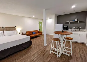 The Honey Bee Motel hotel thumbnail 4