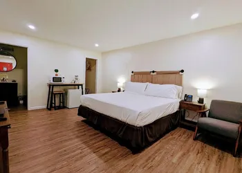 The Honey Bee Motel hotel thumbnail 6