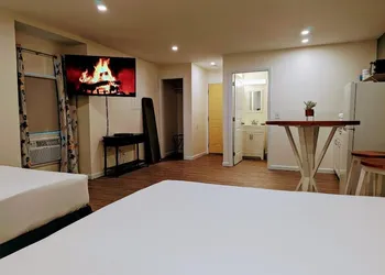 The Honey Bee Motel hotel thumbnail 7