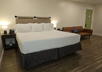 The Honey Bee Motel hotel thumbnail 8