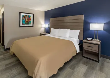 Super 8 by Wyndham Laredo hotel thumbnail 5