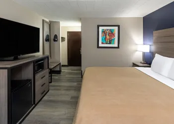 Super 8 by Wyndham Laredo hotel thumbnail 8