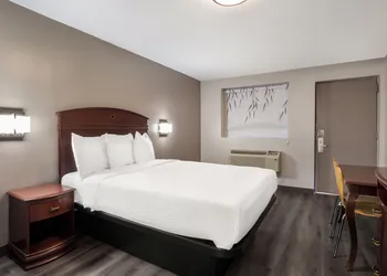 Red Carpet Inn Edison hotel thumbnail 3