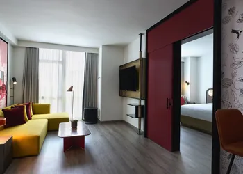 Renaissance New York Flushing Hotel at Tangram hotel thumbnail 6