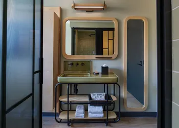 Moxy Brooklyn Williamsburg hotel thumbnail 4