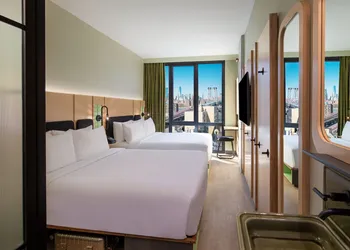 Moxy Brooklyn Williamsburg hotel thumbnail 5