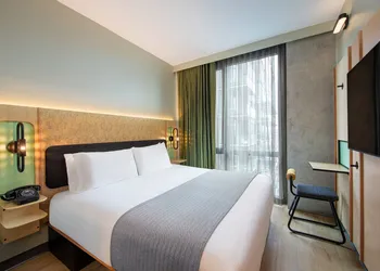 Moxy Brooklyn Williamsburg hotel thumbnail 7