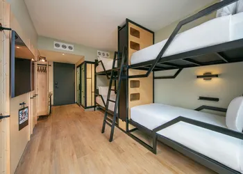 Moxy Brooklyn Williamsburg hotel thumbnail 8