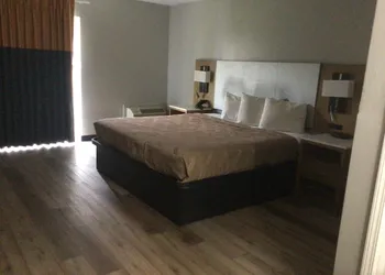Colonial Brick Inn & Suites hotel thumbnail 5
