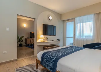 Comfort Inn & Suites Levittown hotel thumbnail 4