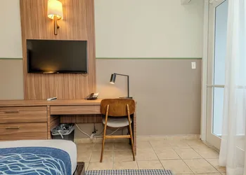 Comfort Inn & Suites Levittown hotel thumbnail 8