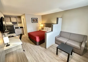 Econo Lodge Inn & Suites hotel thumbnail 2