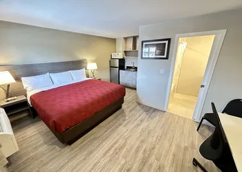 Econo Lodge Inn & Suites hotel thumbnail 3