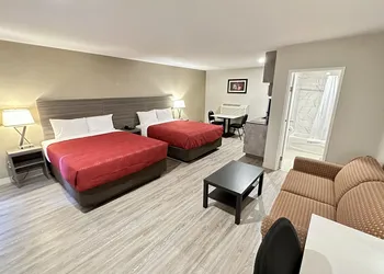 Econo Lodge Inn & Suites hotel thumbnail 4