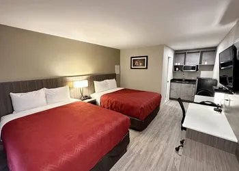 Econo Lodge Inn & Suites hotel thumbnail 5