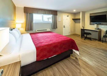 Econo Lodge Inn & Suites hotel thumbnail 6