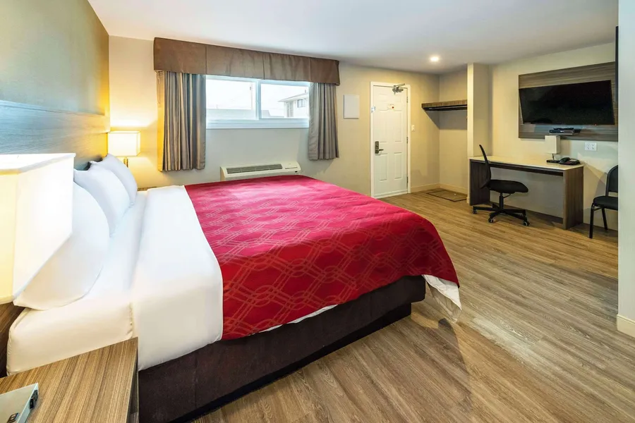 Econo Lodge Inn & Suites hotel detail image 6