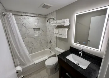 Econo Lodge Inn & Suites hotel thumbnail 8