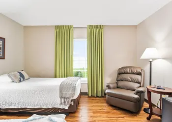 Top Floor Handicap Accessible Bay View hotel thumbnail 2