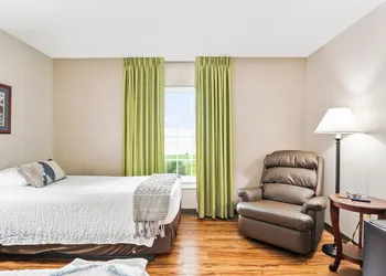 Top Floor Handicap Accessible Bay View hotel thumbnail 2