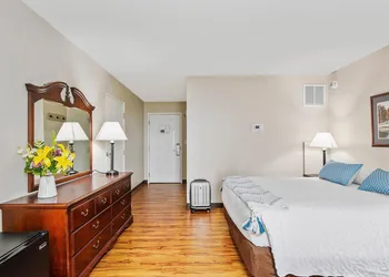 Top Floor Handicap Accessible Bay View hotel thumbnail 7