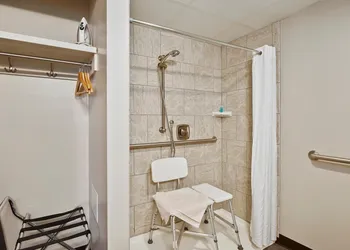 Top Floor Handicap Accessible Bay View hotel thumbnail 8