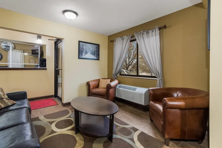 Econo Lodge Inn & Suites Yankton hotel detail image 2