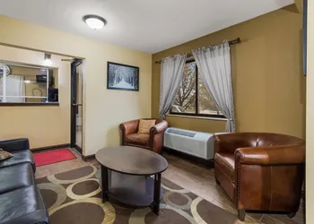 Econo Lodge Inn & Suites Yankton hotel thumbnail 2