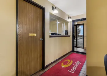 Econo Lodge Inn & Suites Yankton hotel thumbnail 3