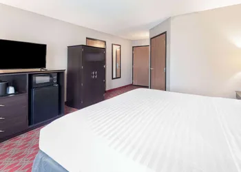 Baymont by Wyndham Brooklyn Center hotel thumbnail 6