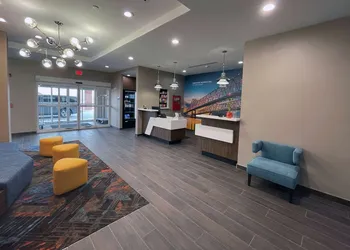 La Quinta Inn & Suites by Wyndham Sulphur (Lake Charles) hotel thumbnail 2