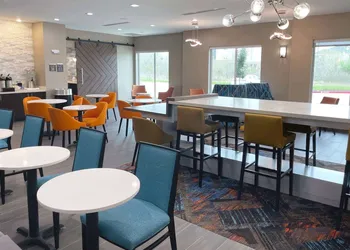 La Quinta Inn & Suites by Wyndham Sulphur (Lake Charles) hotel thumbnail 4
