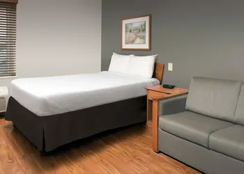 Suburban Studios Watford City hotel thumbnail 8