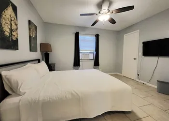 Air Way Motel hotel thumbnail 4