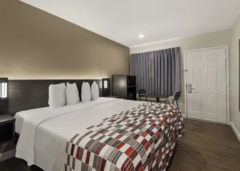 Red Roof Inn Carson - Wilmington hotel thumbnail 6