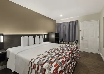 Red Roof Inn Carson - Wilmington hotel thumbnail 6